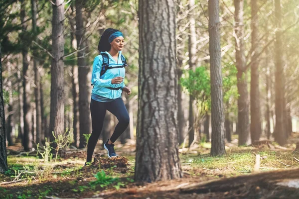 Terleyenlerin Başına Iyi Şeyler Gelir Genç Atletik Bir Kadının Ormanda — Stok fotoğraf