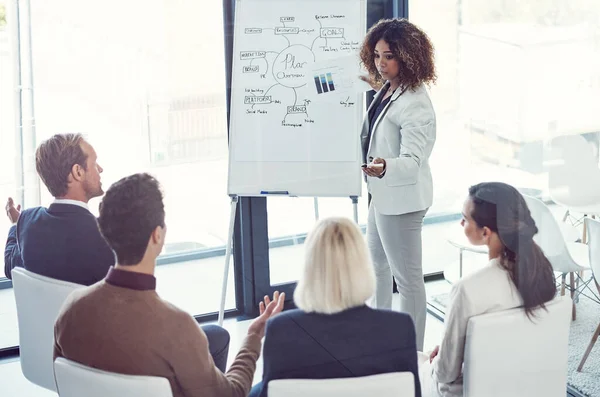 Engagera Teamet Diskussionen Affärskvinna Som Ger Presentation För Sina Kollegor — Stockfoto