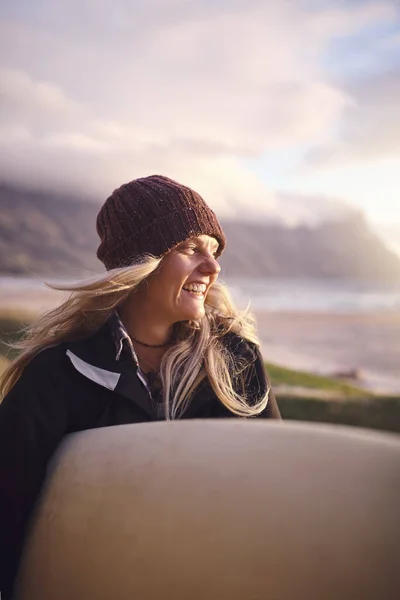 Detta Väder Perfekt För Surfing Attraktiv Ung Kvinna Ute Vildmarken — Stockfoto