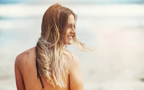 Czuję Się Wolny Plaży Atrakcyjna Młoda Kobieta Stojąca Plaży — Zdjęcie stockowe