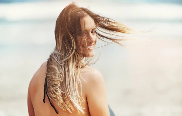 太陽と砂に勝るものはない ビーチに立つ魅力的な若い女性の肖像画 — ストック写真