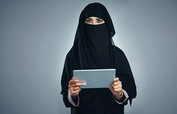 Tecnología Inteligente Adapta Estilo Retrato Estudio Una Joven Con Burka — Foto de Stock