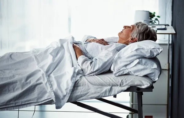 Její Zdraví Zhoršilo Horšímu Nemocná Starší Žena Ležící Nemocniční Posteli — Stock fotografie