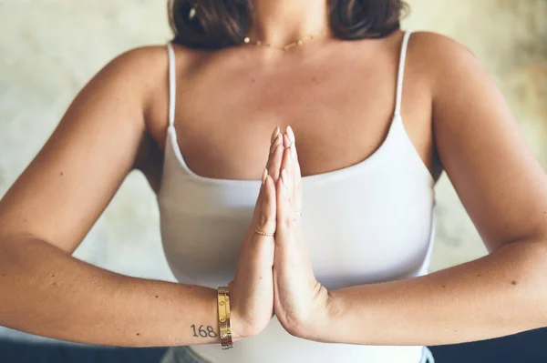 Drama Çok Yoga Tanımlanamayan Bir Kadının Evde Meditasyon Yaparken Çekilmiş — Stok fotoğraf