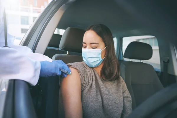 拡散を防ぎ 代わりに予防接種を受ける テストセンターを通ってCovid 19ドライブで注射を受けた覆面の若い女性 — ストック写真