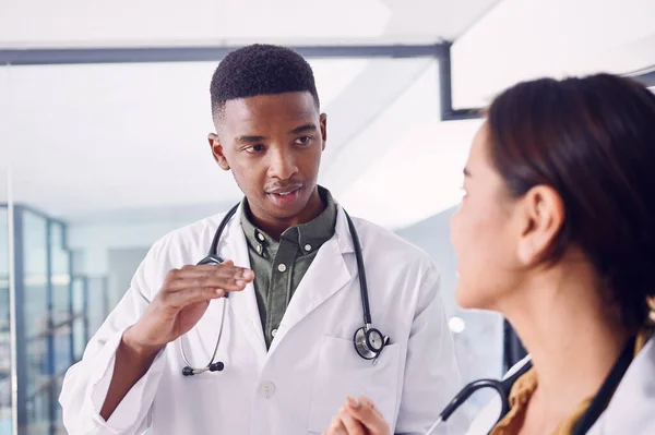 Medische Kennis Delen Twee Jonge Artsen Discussiëren Werken Terwijl Het — Stockfoto