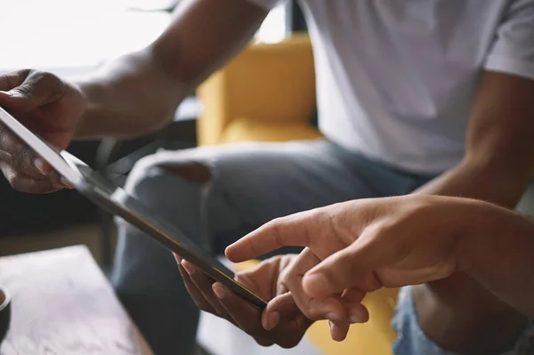 Rozgłośmy Mediach Społecznościowych Dwóch Młodych Mężczyzn Korzystających Tabletu Cyfrowego Siedząc — Zdjęcie stockowe