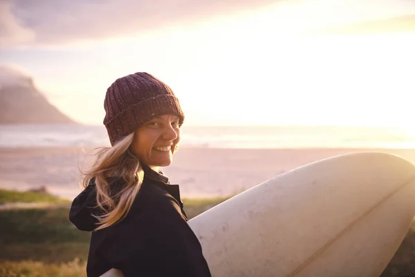 Oceano Così Invitante Una Giovane Donna Attraente Che Surf Nel — Foto Stock