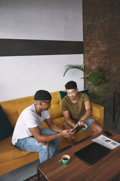 Acho Que Este Vencedor Dois Homens Jovens Usando Tablet Digital — Fotografia de Stock
