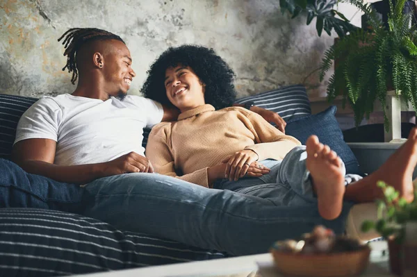 Être Amoureux Toi Rend Chaque Jour Intéressant Jeune Couple Relaxant — Photo