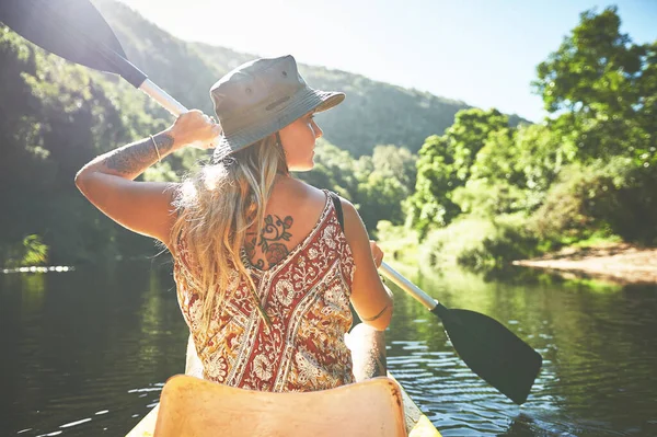 Its Idea Getting Fresh Air Young Woman Out Kayaking Lake — Stock Photo, Image