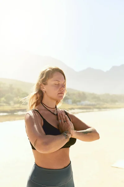 Yoga Ontspant Lichaam Geest Een Mooie Jonge Vrouw Beoefenen Yoga — Stockfoto