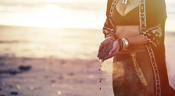 Quando Encontrares Serás Livre Uma Jovem Mulher Praia Segurando Areia — Fotografia de Stock