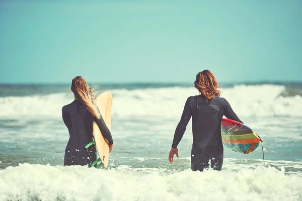 爱情就是一起乘风破浪 一对年轻夫妇在海滩上冲浪 — 图库照片