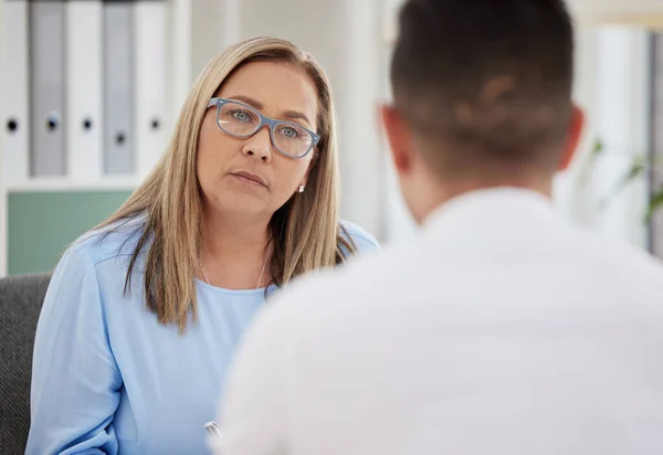 Volwassen Vrouw Psychiater Patiënt Praten Tijdens Een Consult Kliniek Psycholoog — Stockfoto