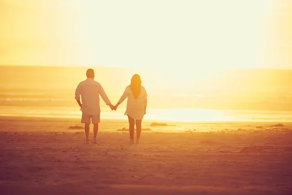 自分の楽園を見つける ビーチで手をつないで歩く愛情のある成熟したカップルのレビューショット — ストック写真