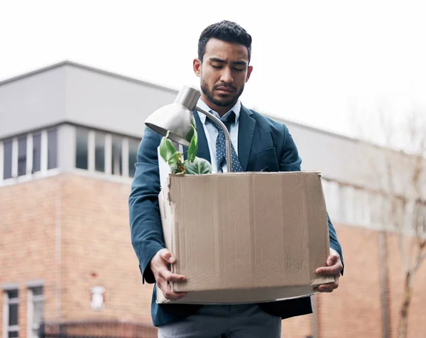 解雇和一个被解雇的商人背着一个盒子在城市的户外散步 金融萧条 失业和失业 一个年轻的男性雇员在一个城镇看起来很沮丧 — 图库照片