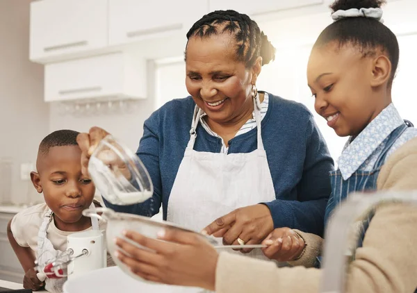 Gelukkig Gezin Grootmoeder Die Kinderen Bakt Bakkersvaardigheden Leert Keuken Met — Stockfoto