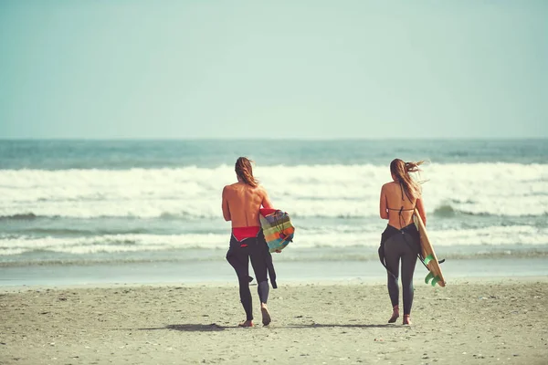 Następna Fala Jest Nasza Młoda Para Spacerująca Plaży Deskami Surfingowymi — Zdjęcie stockowe