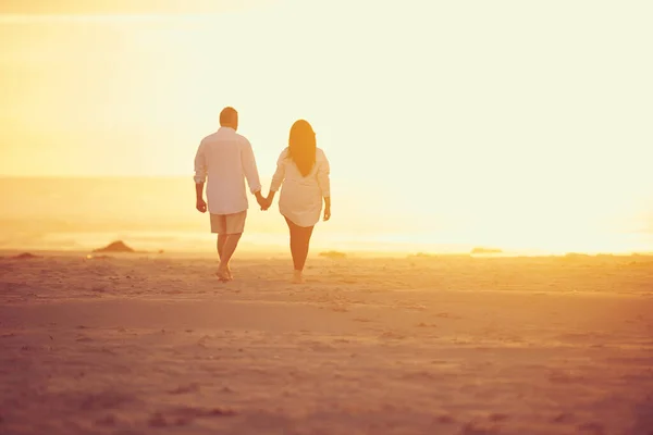 並んで 手をつないで ビーチで手をつないで歩く愛情のある成熟したカップルのレビューショット — ストック写真