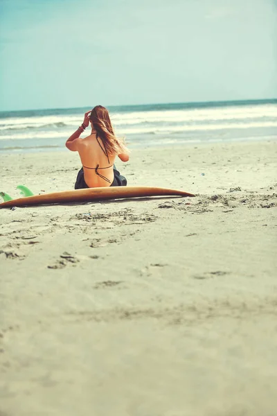 サーフィンは常に良いアイデアです ビーチでサーフィンをしている美しい若い女性が — ストック写真