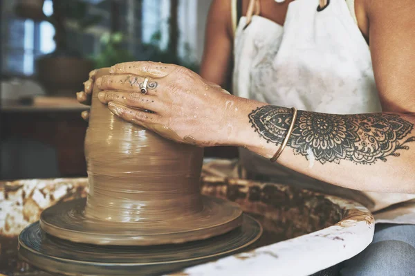 Открой Глину Пора Играть Неузнаваемая Женщина Работающая Глиной Мастерской Керамики — стоковое фото