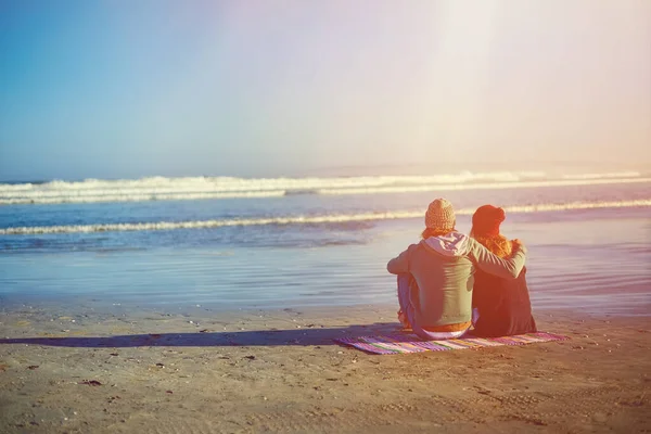 ジプシーの魂 ビーチに座っている若いカップルのレビューショット — ストック写真