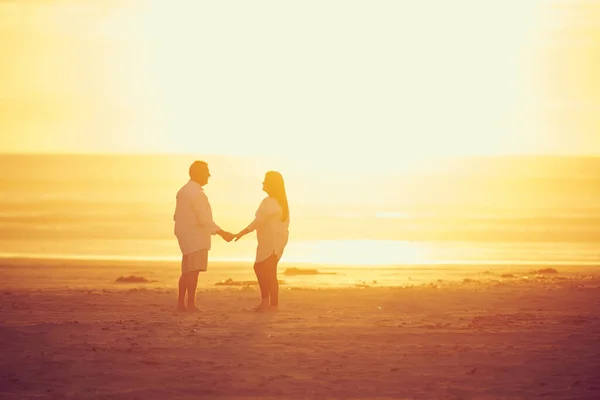 すべては私の側であなたとより良いです 顔と手に手でビーチに立って愛情のある成熟したカップルの完全な長さのショット — ストック写真