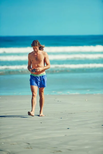 Mam Dość Zdjęć Dziś Młody Człowiek Spędzający Dzień Plaży — Zdjęcie stockowe