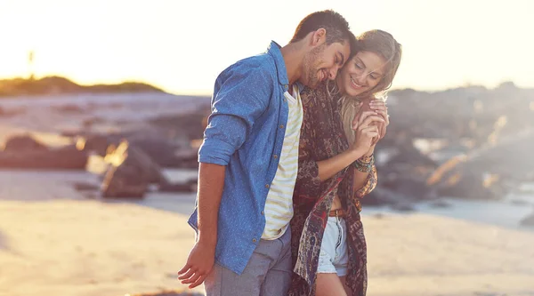 Romantizm Sahilde Uzun Bir Yürüyüştür Kumsalda Yürüyüşe Çıkan Mutlu Genç — Stok fotoğraf