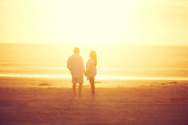 ロマンスを生き続けること ビーチで手をつないで歩く愛情のある成熟したカップルのレビューショット — ストック写真