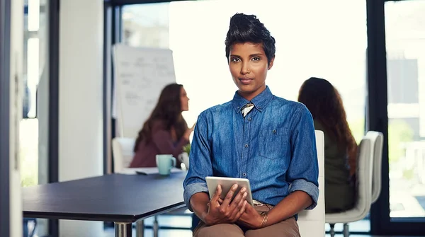 Seja Mudador Jogo Retrato Uma Jovem Empresária Trabalhando Tablet Digital — Fotografia de Stock