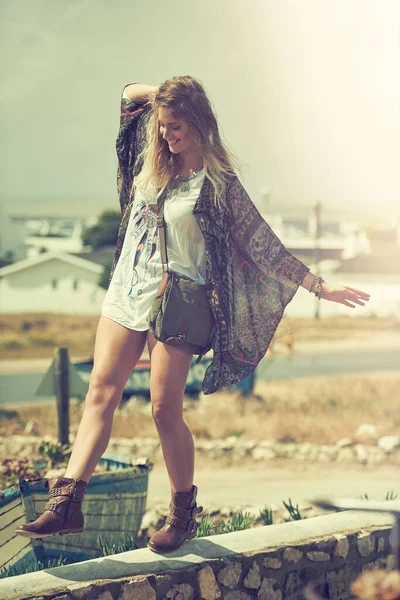 Não Preocupes Hippie Uma Jovem Boêmia Passando Dia Verão Fora — Fotografia de Stock