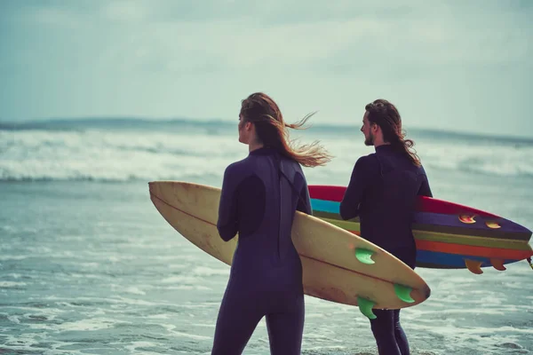 Bütün Güzel Günler Biraz Sörf Içerir Genç Bir Çift Sahilde — Stok fotoğraf
