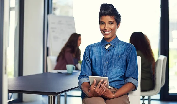 Estar Ligado Vital Retrato Uma Jovem Empresária Trabalhando Tablet Digital — Fotografia de Stock