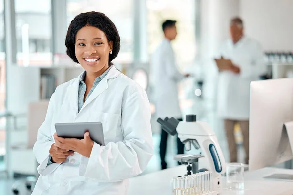 Tablet Mulher Negra Retrato Cientista Laboratório Hospital Pesquisa Científica Para — Fotografia de Stock
