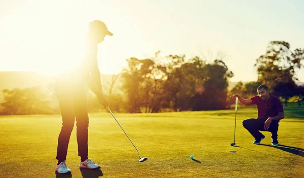 Hayatta Olduğu Gibi Fark Yaratır Golf Sahasında Golf Oynayan Iki — Stok fotoğraf