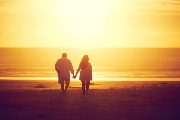いつもそばにいるよ ビーチで手をつないで歩く愛情のある成熟したカップルのレビューショット — ストック写真
