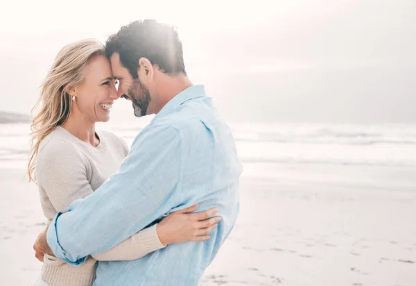 Plaj Aşk Çiftler Tatilde Tatilde Yıl Dönümünde Alnına Dokunuyorlar Model — Stok fotoğraf