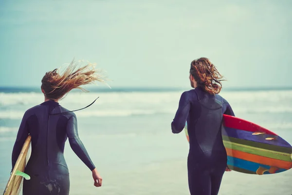 Серфінг Краще Коли Ділитеся Ним Молода Пара Серфінг Пляжі — стокове фото