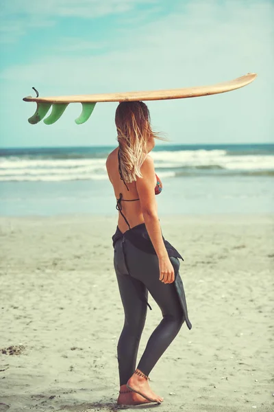 波があなたの心を導くようにしなさい ビーチでサーフィンをしている美しい若い女性が — ストック写真