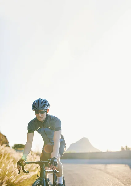 骑自行车和骑自行车 与一名运动员一起在穿越高山的路上进行有氧运动或耐力训练 与骑自行车的男性骑自行车者在自然的沥青路面上进行锻炼 锻炼或健身 — 图库照片