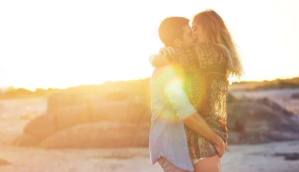 Kjærlighet Livets Solskinn Kjærlig Ungt Par Stranden – stockfoto