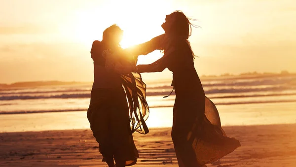 Var Olmaktan Daha Fazlasını Yap Genç Kadın Gün Batımında Kumsalda — Stok fotoğraf