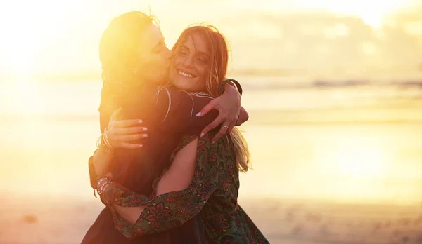 Abraça Vida Máximo Duas Jovens Mulheres Que Passam Dia Praia — Fotografia de Stock