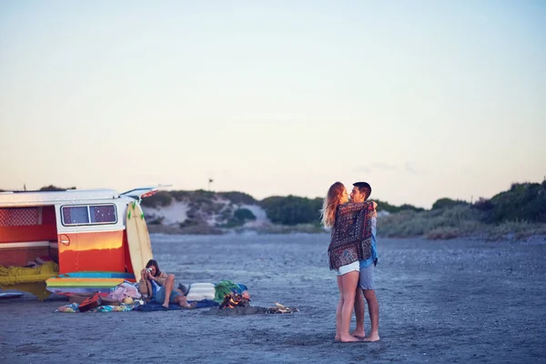 Eles Têm Esse Tipo Especial Amor Jovem Casal Afetuoso Praia — Fotografia de Stock