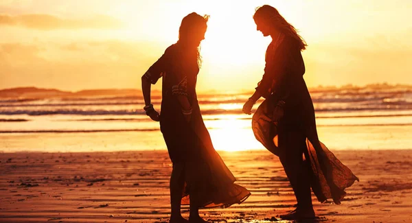 興味深い旅は面白い人を作る 2人の若い女性が日没時にビーチで過ごし — ストック写真