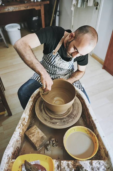 每个伟大的艺术家都有一个伟大的故事要讲 一个在陶器工作室里用粘土干活的年轻人 — 图库照片