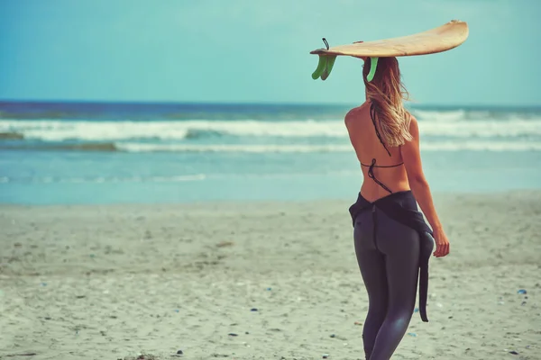 彼女は心に従ってビーチへ行った ビーチでサーフィンをしている美しい若い女性が — ストック写真