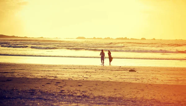 Nós Sabemos Como Nos Divertir Jovem Casal Carinhoso Praia — Fotografia de Stock